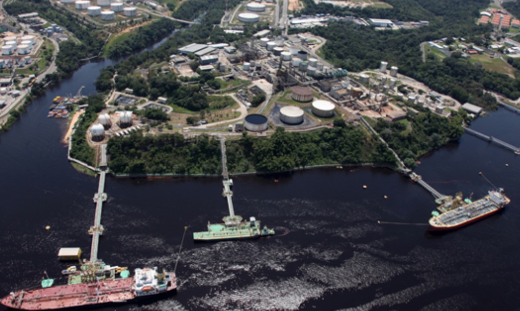 Funcionários de refinaria paralisam atividades em Manaus
