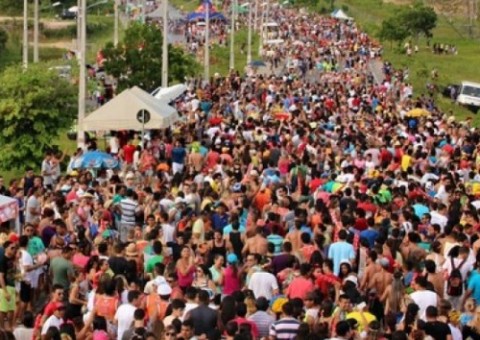 Bandas de rua terminarão às 23h e espetinho e bebidas em garrafas de vidro estão proibidos