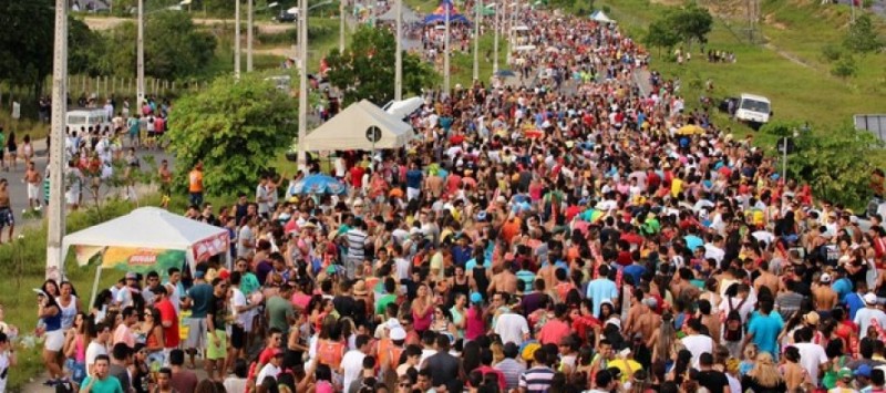 Bandas de rua terminarão às 23h e espetinho e bebidas em garrafas de vidro estão proibidos