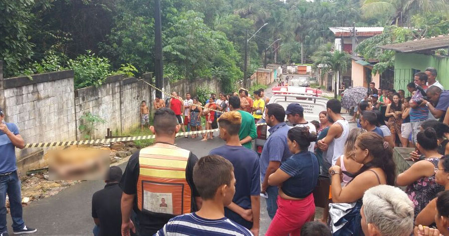 Carro preto misterioso joga corpo de adolescente nu em rua de Manaus