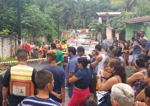 Carro preto misterioso joga corpo de adolescente nu em rua de Manaus