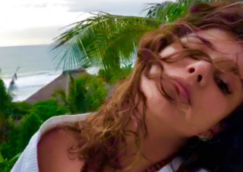 Paula Fernandes ostenta corpão em mergulho e fãs babam 'deusa'