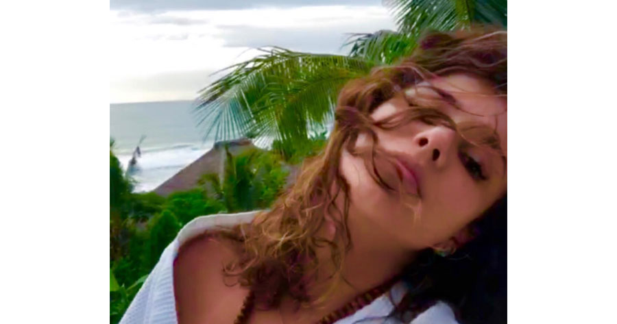 Paula Fernandes ostenta corpão em mergulho e fãs babam 'deusa'