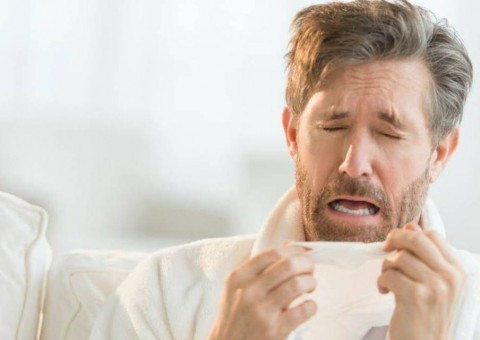 Homem tenta impedir espirro e o pior acontece