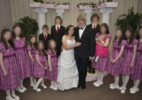 Treze jovens são achados em cativeiro acorrentados pelos próprios pais