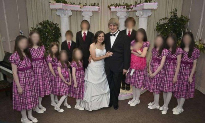 Treze jovens são achados em cativeiro acorrentados pelos próprios pais