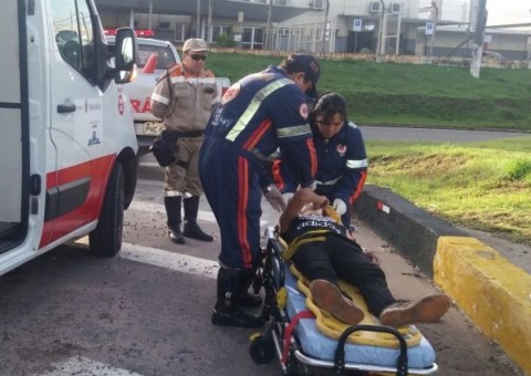 Adolescente fica ferido em acidente entre carro e motocicleta em avenida de Manaus