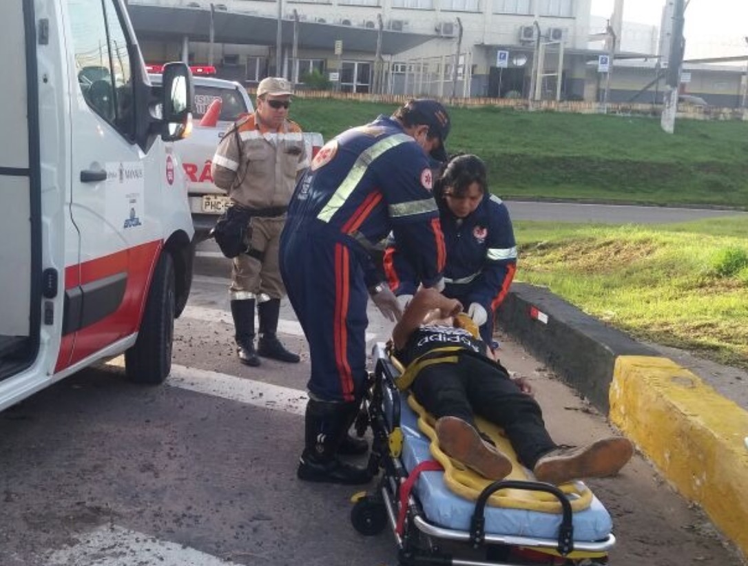 Adolescente fica ferido em acidente entre carro e motocicleta em avenida de Manaus