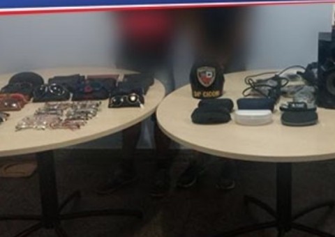 Novinhos são presos enquanto assaltavam ótica no Centro de Manaus