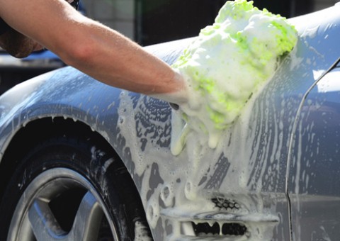 É possível lavar o carro com apenas um copo de água. Saiba como