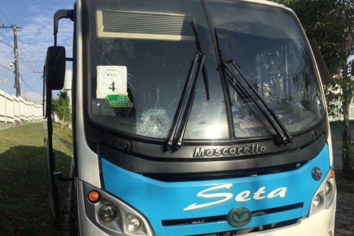 Em Manaus, trio tenta assaltar rota do Distrito usando arma, faca e pedras