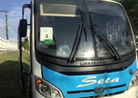 Em Manaus, trio tenta assaltar rota do Distrito usando arma, faca e pedras