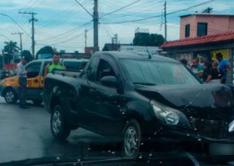 Condução escolar colide com mais dois veículos em avenida de Manaus
