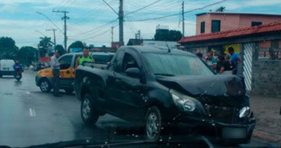 Condução escolar colide com mais dois veículos em avenida de Manaus