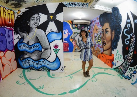  Exposição ‘Filhas da rua’ vira estampa para camisetas e adesivos