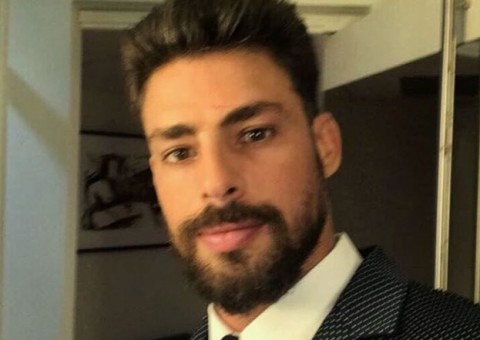 Após término de namoro, Cauã Reymond é flagrado completamente nu