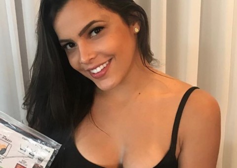 Emilly Araújo mostra bumbum redondinho em foto e amigo de Neymar se declara