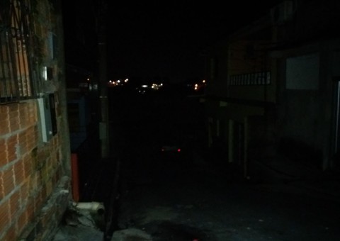 Carro derruba poste e deixa mais de 11 mil imóveis sem energia em Manaus