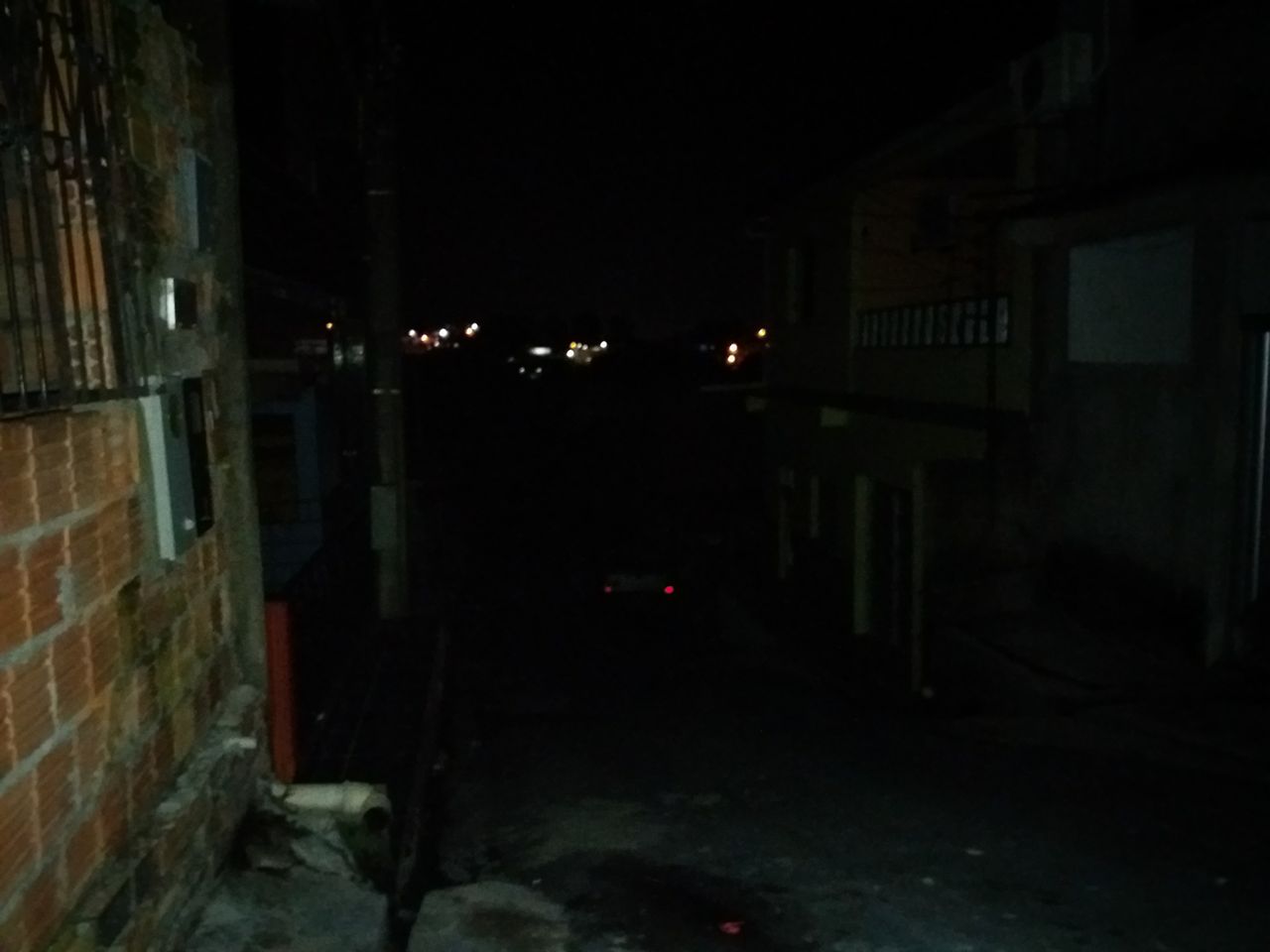 Carro derruba poste e deixa mais de 11 mil imóveis sem energia em Manaus