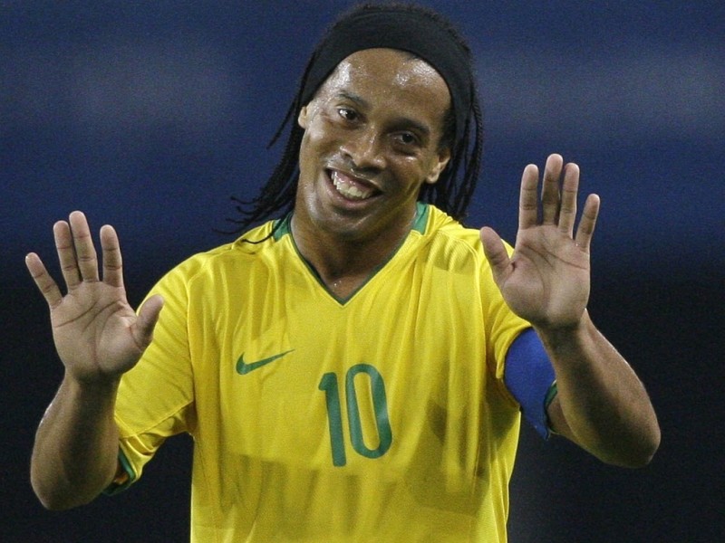 Irmão de Ronaldinho confirma aposentadoria do meia: 'Ele parou'