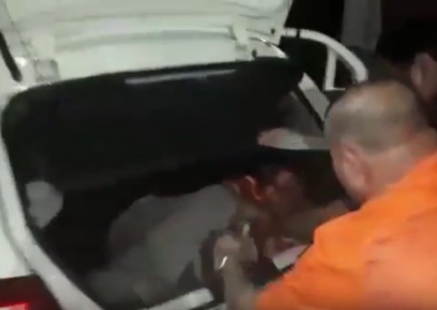 Vídeo mostra motorista de aplicativo sendo resgatado com ajuda da Polícia em Manaus