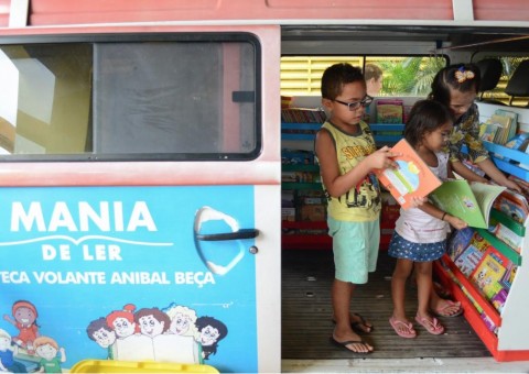  Programa Mania de Ler leva biblioteca volante para crianças da Redenção