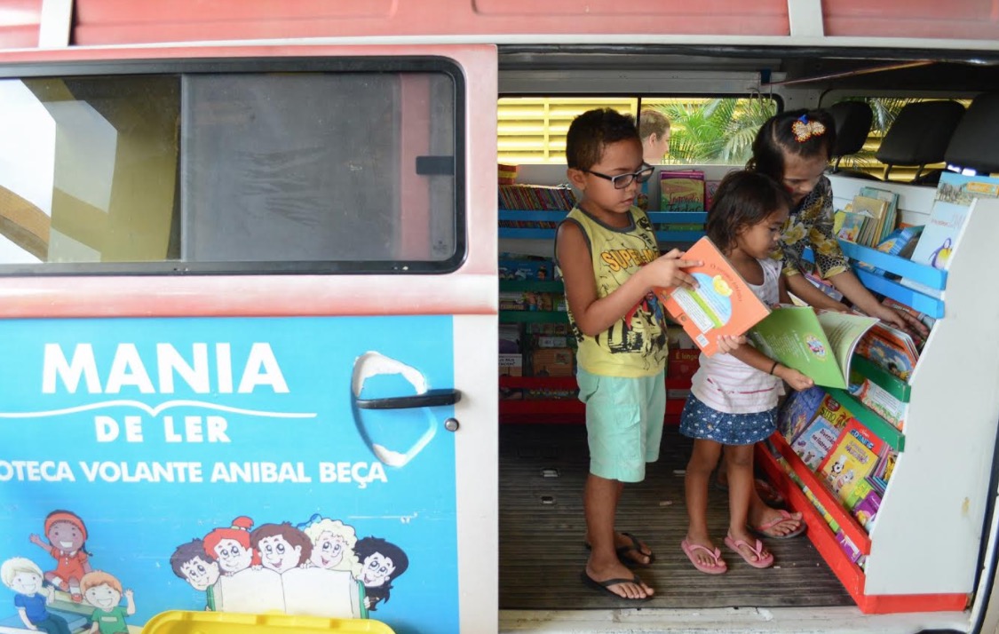  Programa Mania de Ler leva biblioteca volante para crianças da Redenção