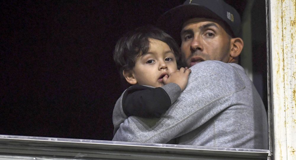 Tevez revela que leva filho de 3 anos à favela para apanhar e não 'desmunhecar' 