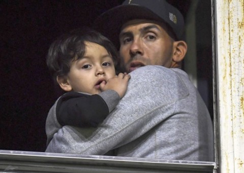 Tevez revela que leva filho de 3 anos à favela para apanhar e não 'desmunhecar' 