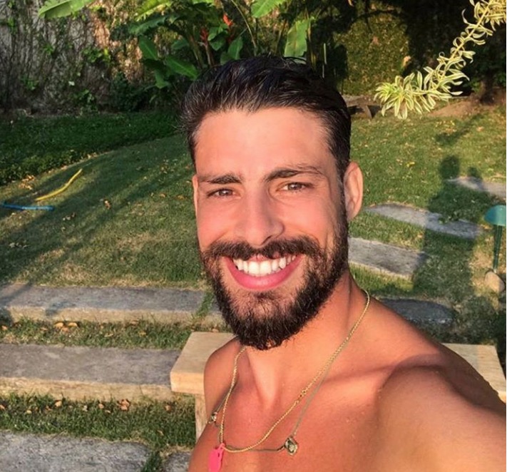 Após término de namoro, Cauã Reymond é flagrado completamente nu