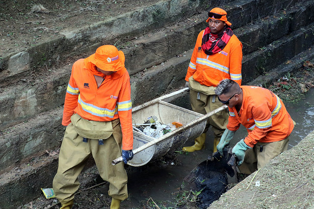 Igarapés da Alvorada, Educandos e Coroado recebem ações de limpeza nesta quarta-feira