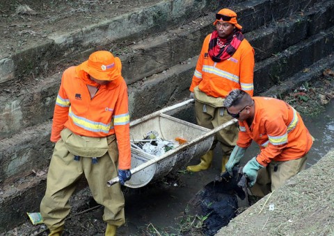 Igarapés da Alvorada, Educandos e Coroado recebem ações de limpeza nesta quarta-feira