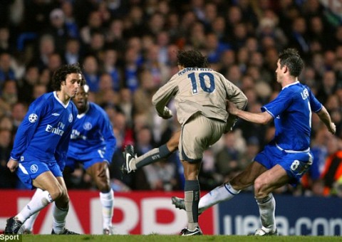Chelsea relembra golaço que levou de Ronaldinho 'com orgulho'