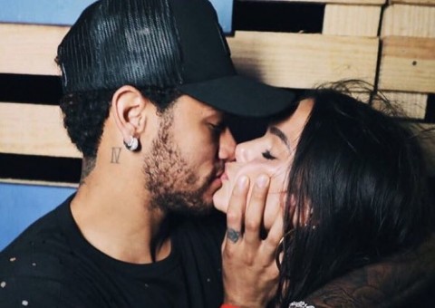 Foto de beijo de Neymar e Marquezine tem direito a mão boba