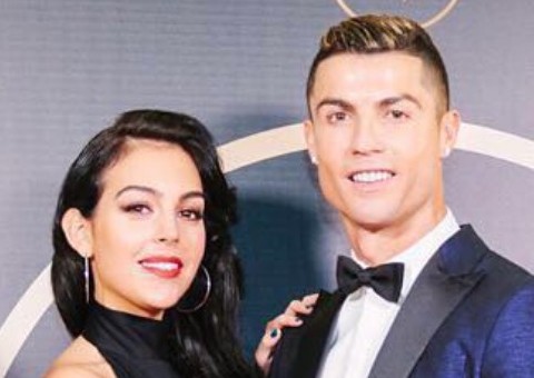 Namorada de Cristiano Ronaldo aparece em foto rara com filhos