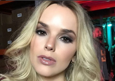 Cantora Thaeme compra produtos para bebê antes de ficar grávida