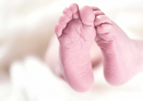 Mãe é presa após bebê de 4 meses quebrar nariz e sofrer traumatismo