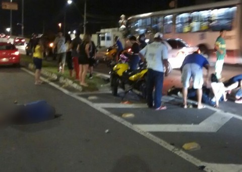 Duas pessoas morrem após motocicletas se chocarem em avenida de Manaus