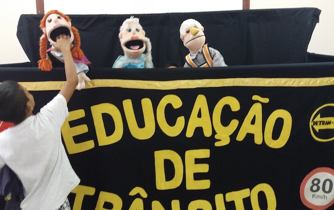 Detran usa arte para levar educação de trânsito em escolas