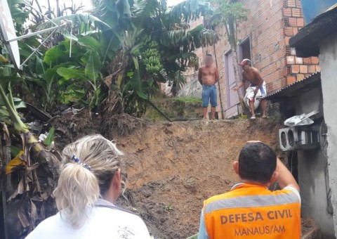 Bueiro rompe e muro desaba durante forte chuva em Manaus