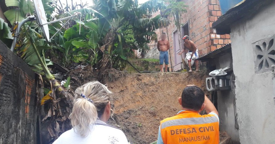 Bueiro rompe e muro desaba durante forte chuva em Manaus