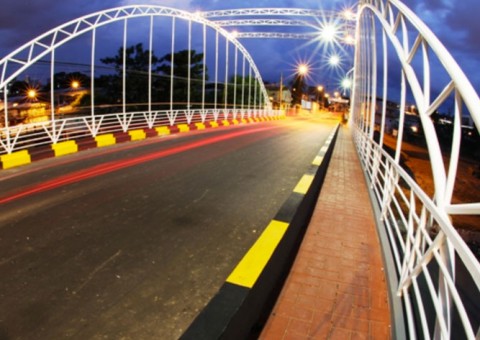 Choque violento de moto faz jovem ser arremessada em ponte de Manaus