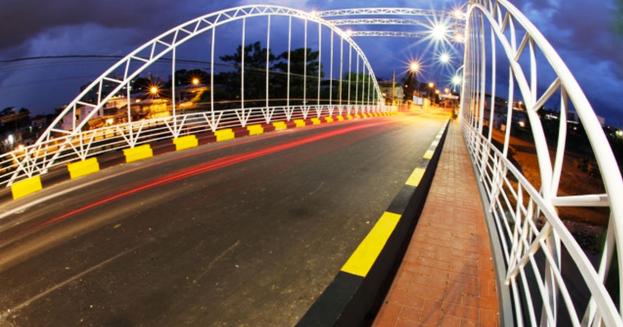 Choque violento de moto faz jovem ser arremessada em ponte de Manaus