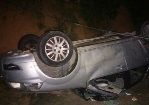 Homem é milagrosamente salvo por cinto após carro despencar de barranco em Manaus