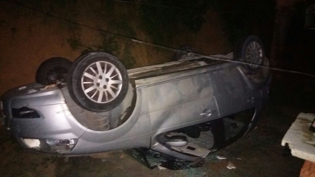 Homem é milagrosamente salvo por cinto após carro despencar de barranco em Manaus