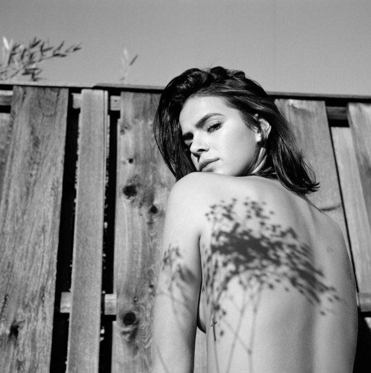 Bruna Marquezine posta foto de topless e Neymar comenta