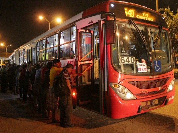 Em Manaus, dupla é presa suspeita de assaltar ônibus com arma falsa