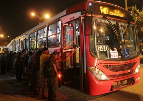 Em Manaus, dupla é presa suspeita de assaltar ônibus com arma falsa
