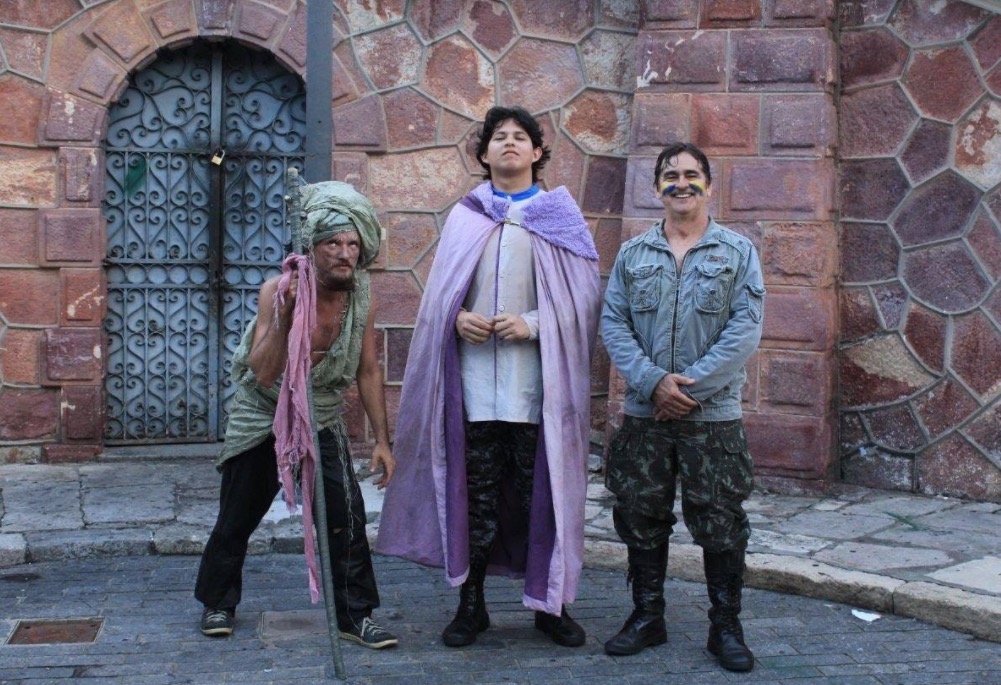 Escadaria do Teatro Amazonas é palco de embate entre rei e mendigo