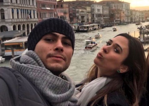 Tatá Werneck mostra aliança de noivado com Rafael Vitti